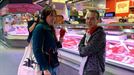 Maider Martín y el carnicero Pedro Lozano en el Mercado de la Ribera