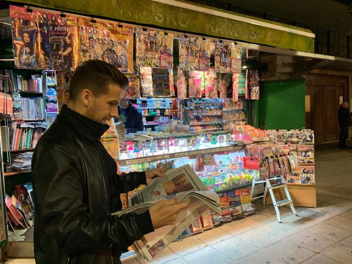Dani Álvarez leyendo la prensa en el Kiosko de Otxarkoaga