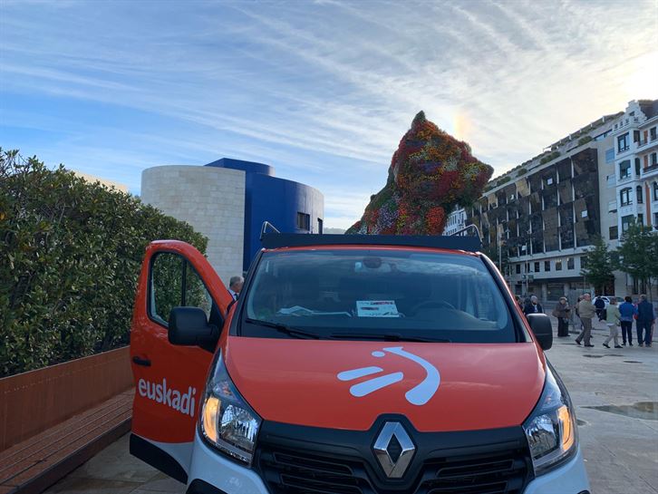 La unidad móvil de Radio Euskadi con Puppy al fondo