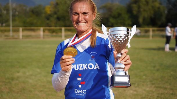 Rebeca Carrera, orgullosa, con su medalla de campeona de Europa Softball 2019