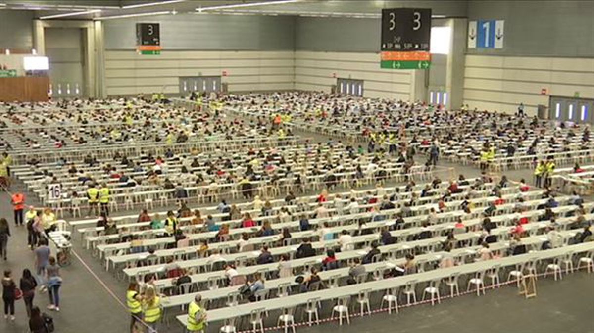 Cientos de opositores en un examen de Osakidetza.