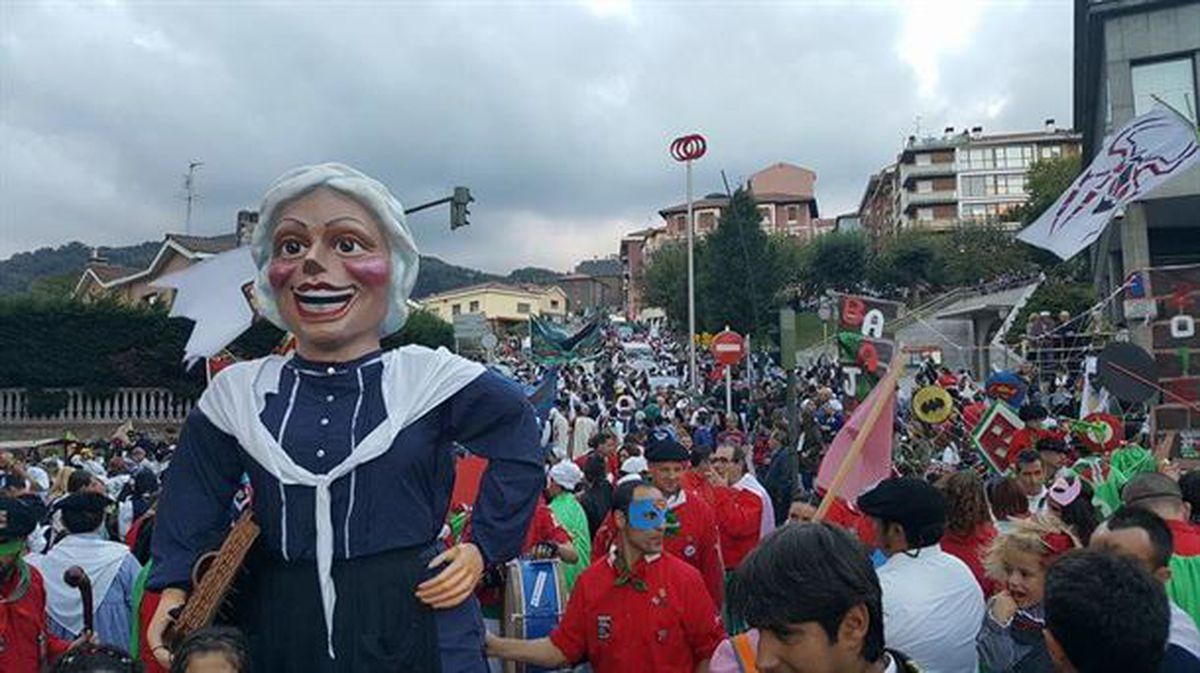La figura de la Eskarabillera en las fiestas de Basauri del año 2019.