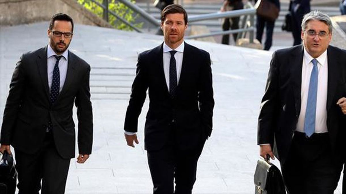 Xabi Alonso, junto a sus abogados. 