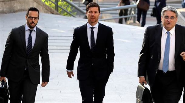 Xabi Alonso, bere abokatuekin batera. 