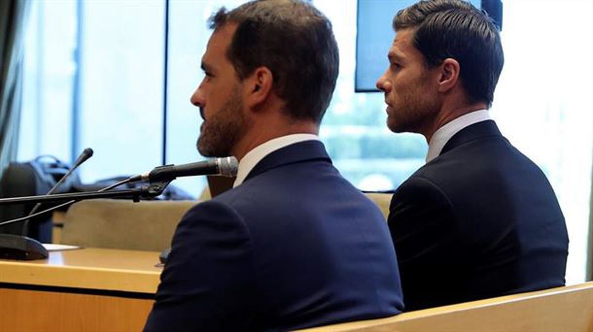 Xabi Alonso, a la derecha, en el juzgado, en imagen de archivo