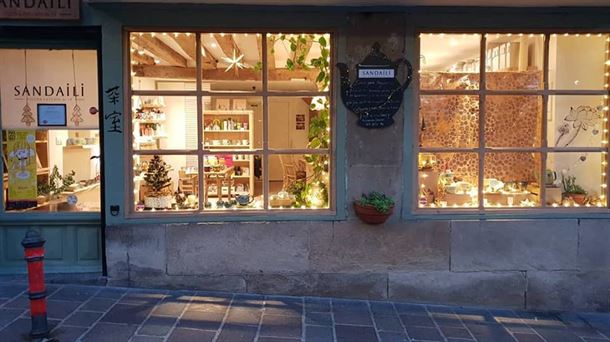 Fachas de la tienda-estudio de té 'Sandaili' en el centro de Gasteiz