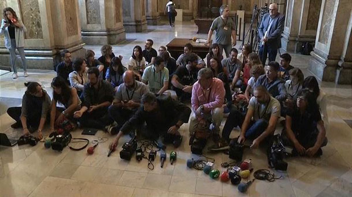 Sentada de los periodistas en el Parlament