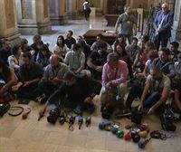 Sentada de los periodistas en el Parlament para exigir poder trabajar con libertad