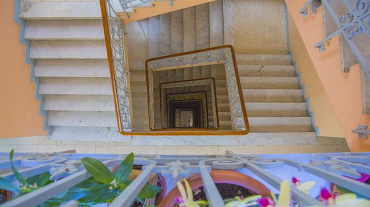 El hueco de una escalera visto desde el último piso.