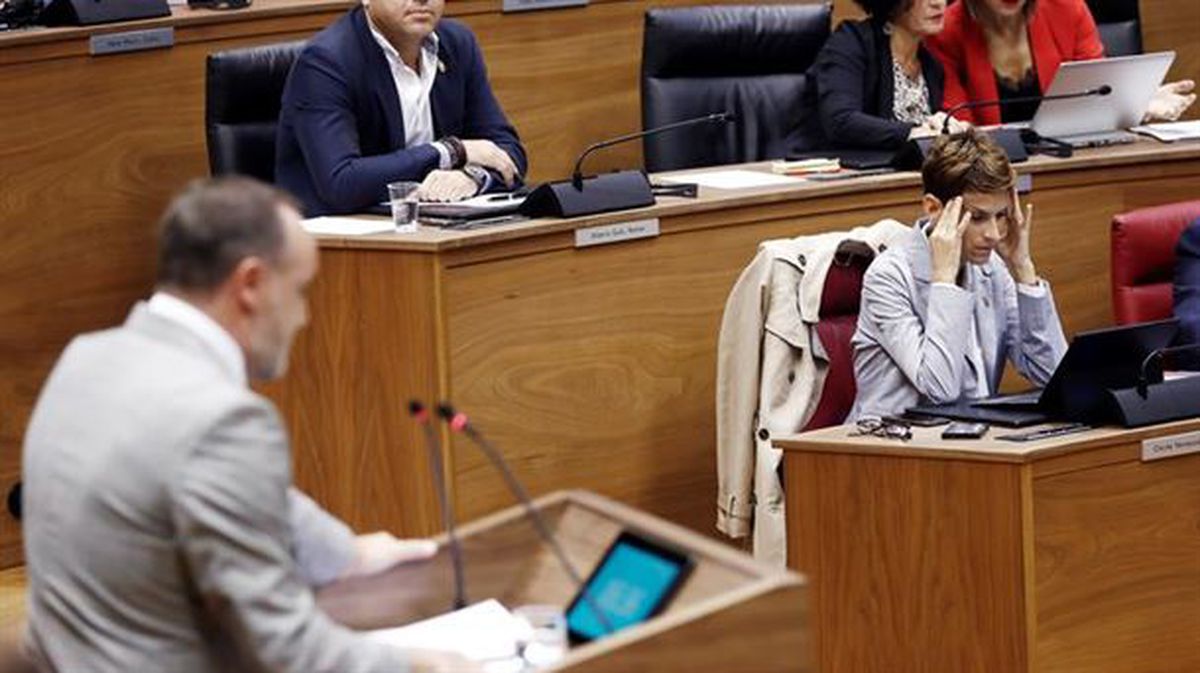 Chivite escucha al portavoz del grupo parlamentario de Navarra Suma en el Parlamento navarro