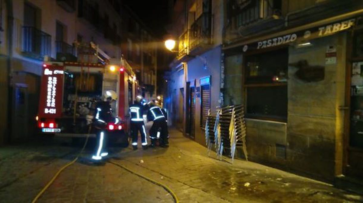 Suhiltzaileek sua itzali dute, goizaldean. Argazkia: @bomberos_na (Twitter).