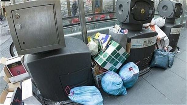 Basura fuera de los contendores (foto Ayuntamiento Gasteiz)