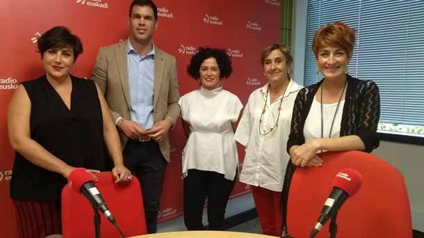 Tertulia del Parlamento en las Ondas Navarra desde los estudios de Radio Euskadi en Iruñea. 