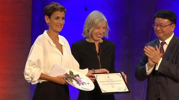 Chivite recibe el premio de la UNESCO a Skolae en París. Foto: EiTB