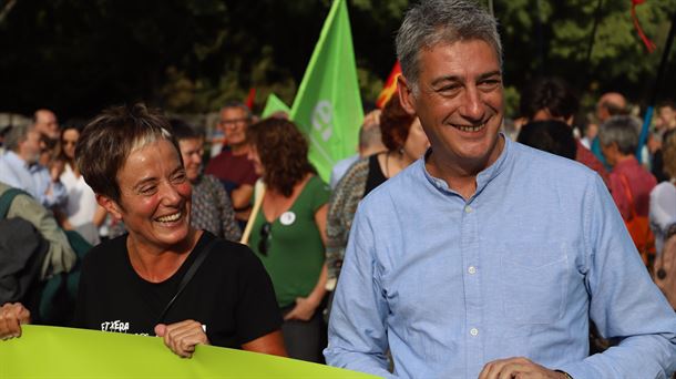 Bel Pozueta y Oskar Matute han sujetado la pancarta de la manifestación.