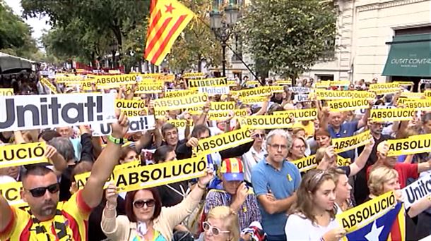 Protestak Katalunian epaiaren berri jaso ostean