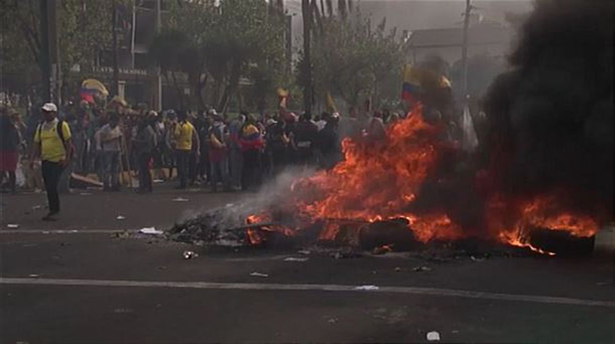 Protestek hamar egun bete dituzte Quiton (Ekuador). Argazkia: EFE/ Jose Jacome