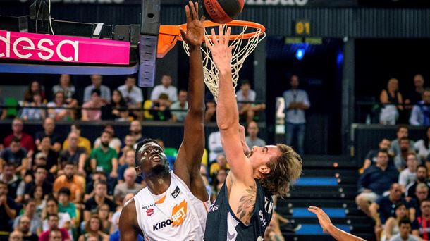 Youssoupha Fall (Baskonia) eta Ondrej Balvin (Bilbao Basket) baloi baten borrokan.
