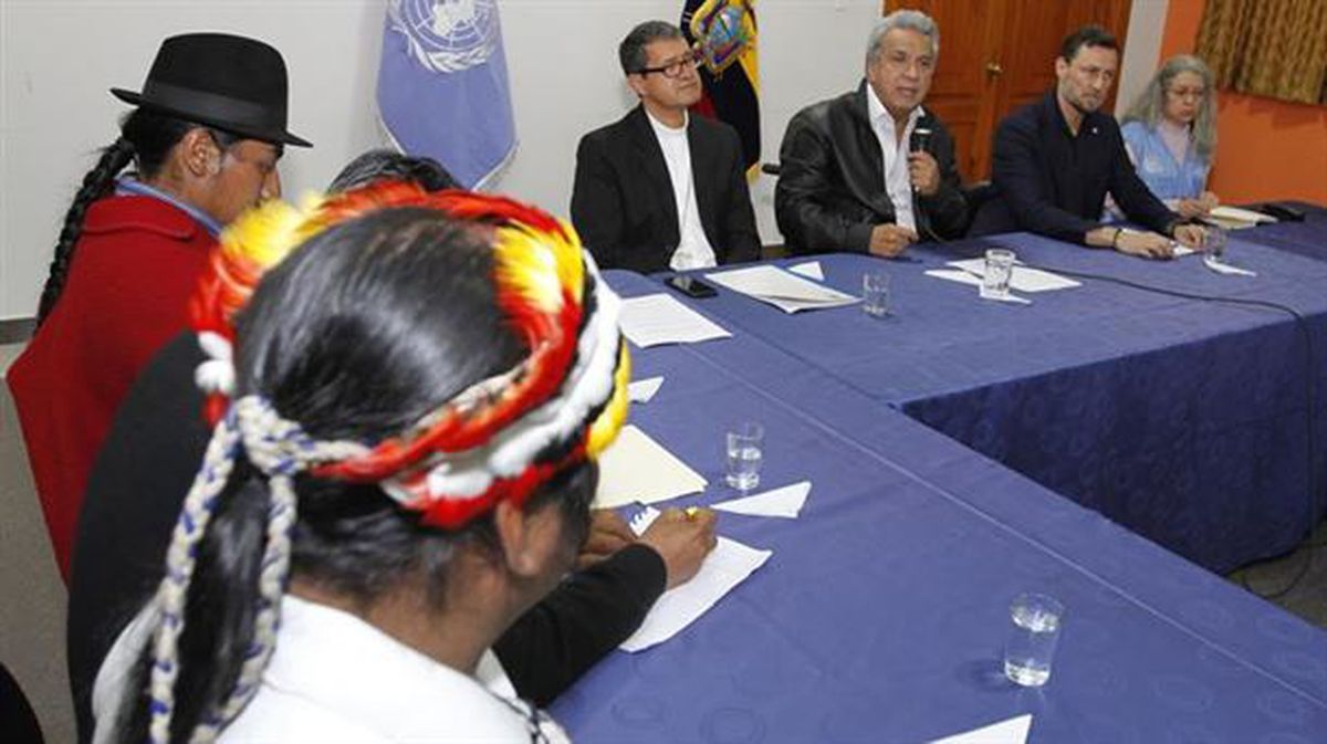 Reunión entre el Gobierno y los indígenas ecuatorianos. Foto: EFE