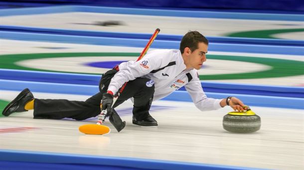 Gontzal García concentrado en un lanzamiento de curling