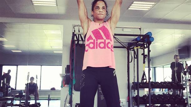 Naiomi Matthews en uno de sus exigentes entrenamientos en el gimnasio