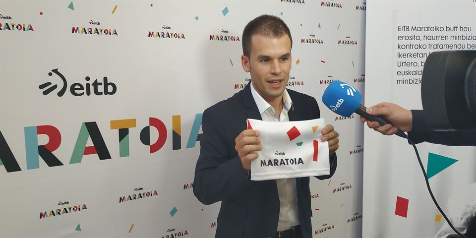 Joseba Urkiola EiTB Maratoiko buffarekin (Argazkia: EITB)