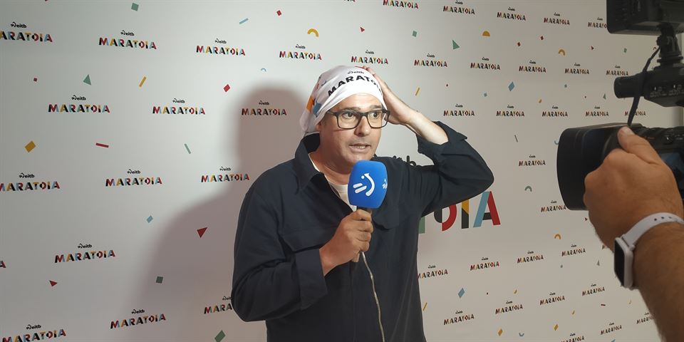 Klaudio Landa EiTB Maratoiko buffarekin (Argazkia: EITB)