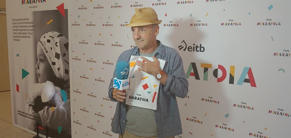 Ramon Agirre EiTB Maratoiko buffarekin (Argazkia: EITB)