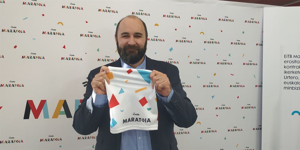 Urko Aristi EiTB Maratoiko buffarekin (Argazkia: EITB)