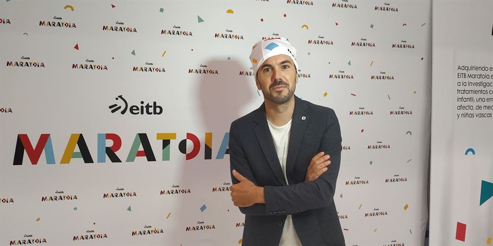 Xabier Madariaga EiTB Maratoiko buffarekin (Argazkia: EITB)