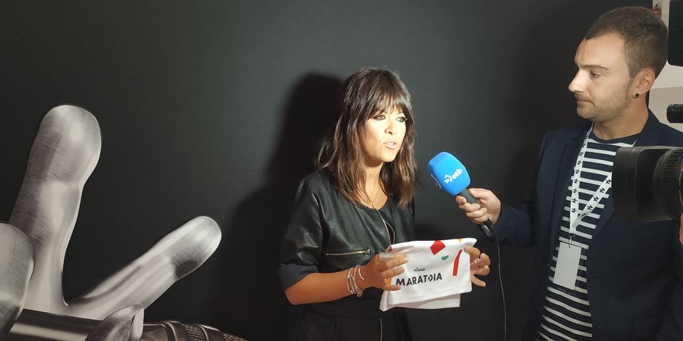 Vanessa Martín EiTB Maratoiko buffarekin (Argazkia: EITB)