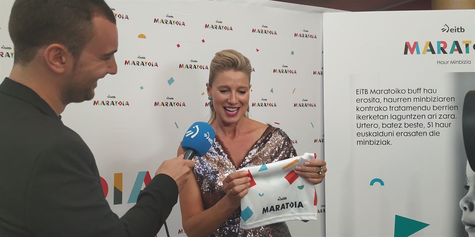 Anne Igartiburu EiTB Maratoiko buffarekin (Argazkia: EITB)