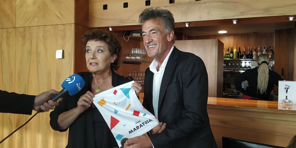 Beatriz Carvajal eta Francis Lorenzo EiTB Maratoiko buffarekin (Argazkia: EITB)