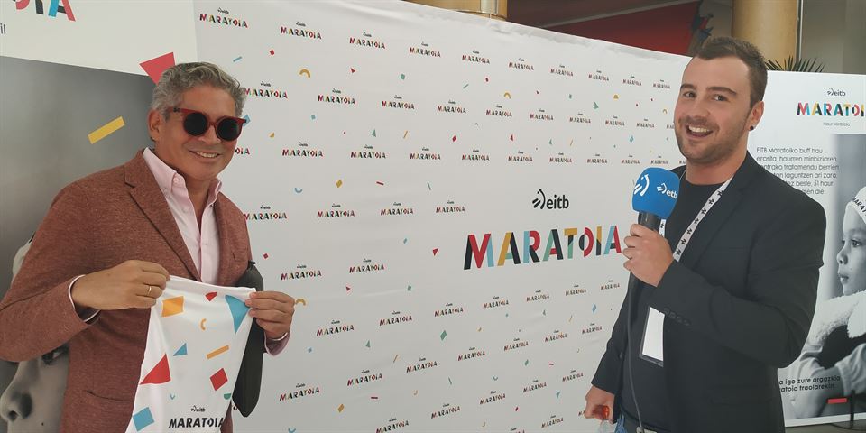 Boris Izaguirre EiTB Maratoiko buffarekin (Argazkia: EITB)