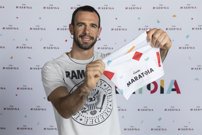 Ibai Zabala EiTB Maratoiko buffarekin (Argazkia: EITB)