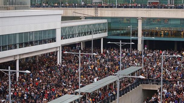 La protesta del aeropuerto de El Prat fue convocada este lunes por Tsunami Democràtic. Foto: EFE. 