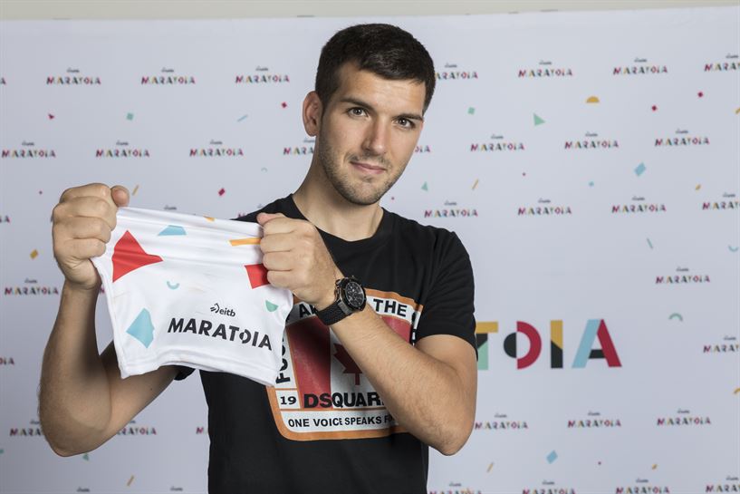 Ladis Galarza EiTB Maratoiko buffarekin (Argazkia: EITB)