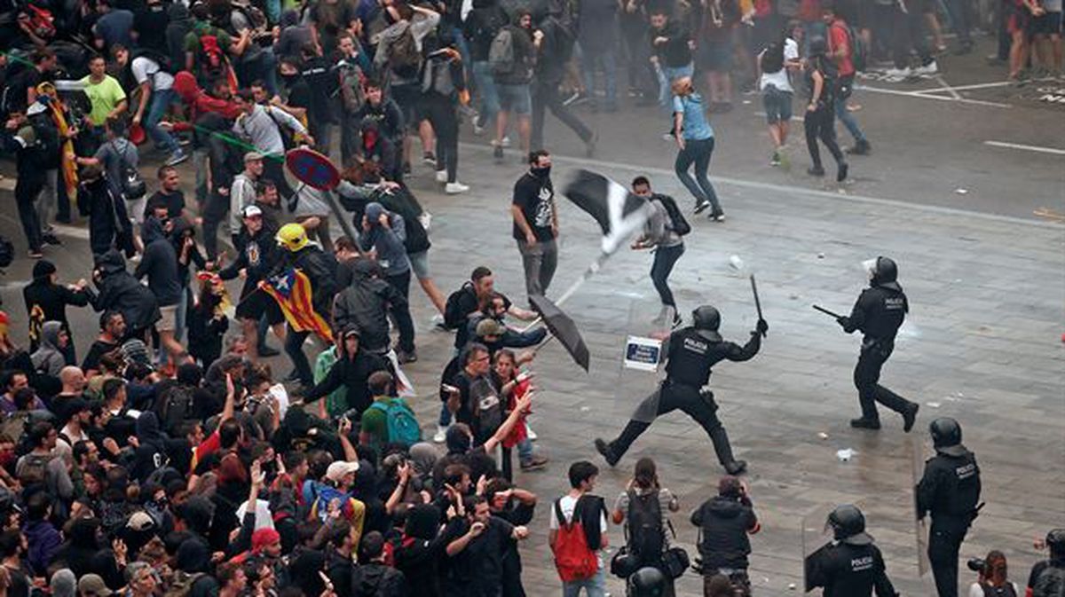 Agentes de la Policía Nacional cargan contra los manifestantes ayer en El Prat