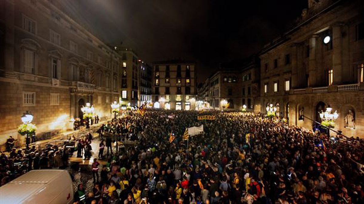 Miles de manifestantes se concentran en la plaza Sant Jaume de Barcelona