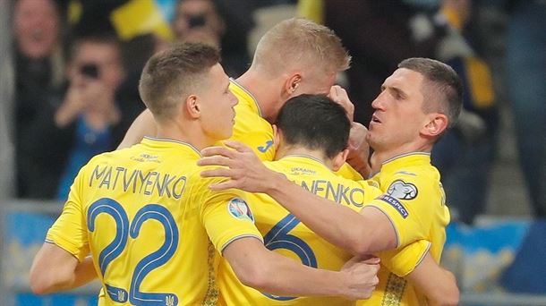 Varios jugadores ucranianos celebrando un gol.