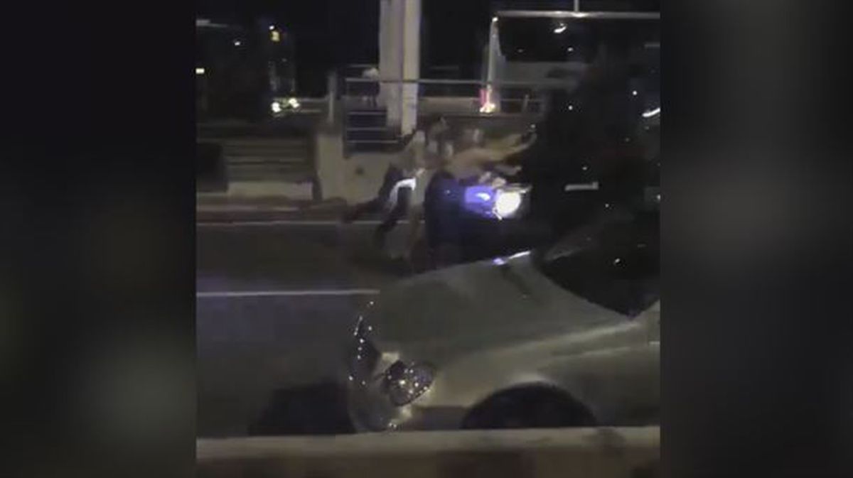 Una furgoneta de los Mossos arrastró a dos manifestantes durante las protestas 