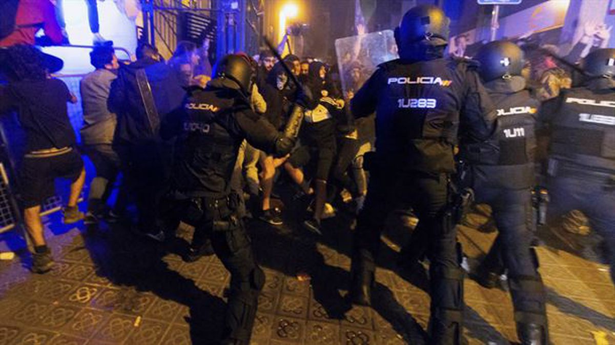 Protestak eta kargak Espainiako Gobernuak Bartzelonan duen egoitzaren inguruan.