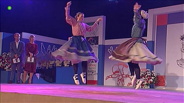 Dos dantzaris participando en el Campeonato de Baile de Euskal Herria