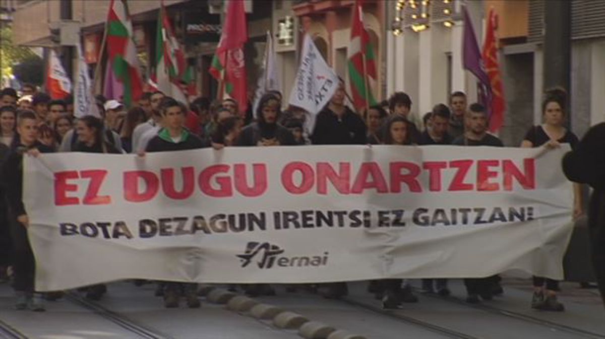 Las protestas han llegado a las tres capitales vascas. Foto obtenida de un vídeo de EiTB.