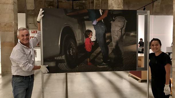 Paco Valderrama, promotor y la delegada de World Press Photo, Anita Huynh, con la foto ganadora