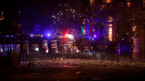 Varios mossos anoche en Barcelona.