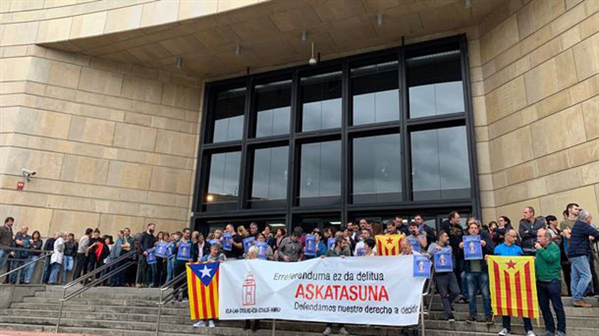 Concentración ante la sede de EiTB en Bilbao