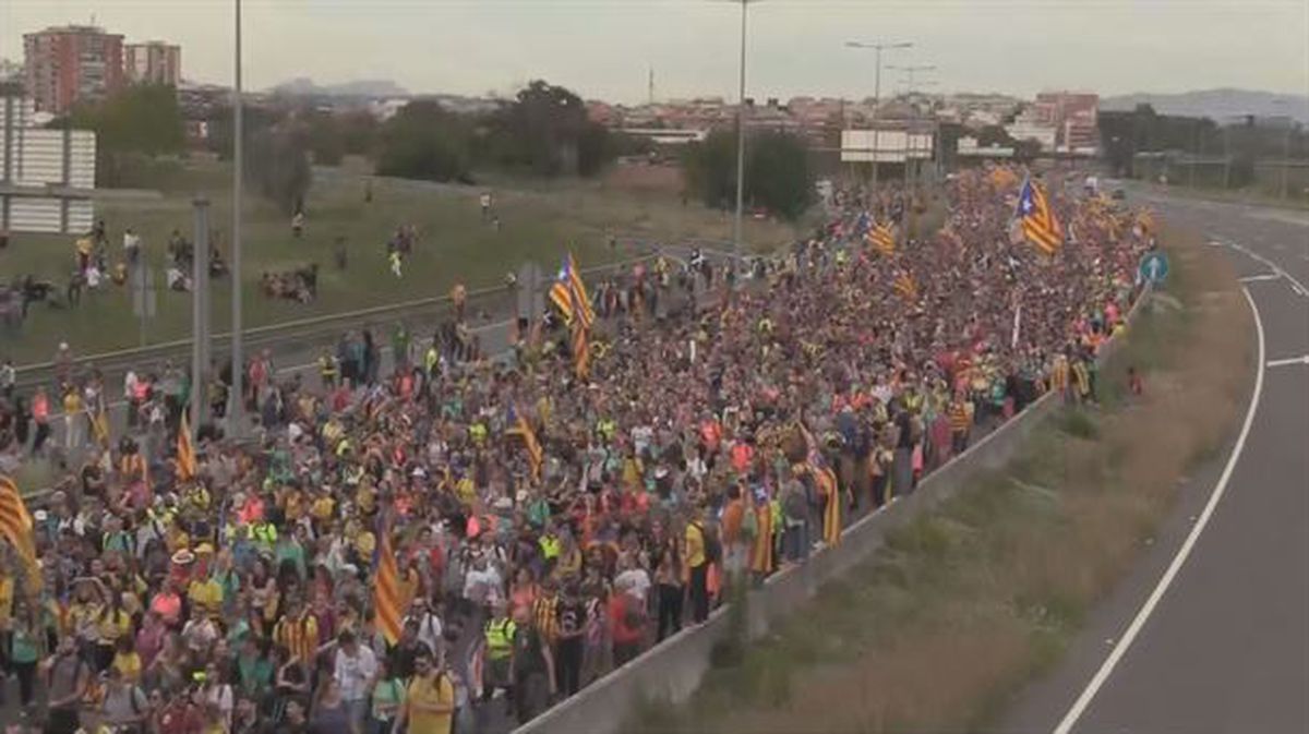 Miles de personas caminan hacia Barcelona