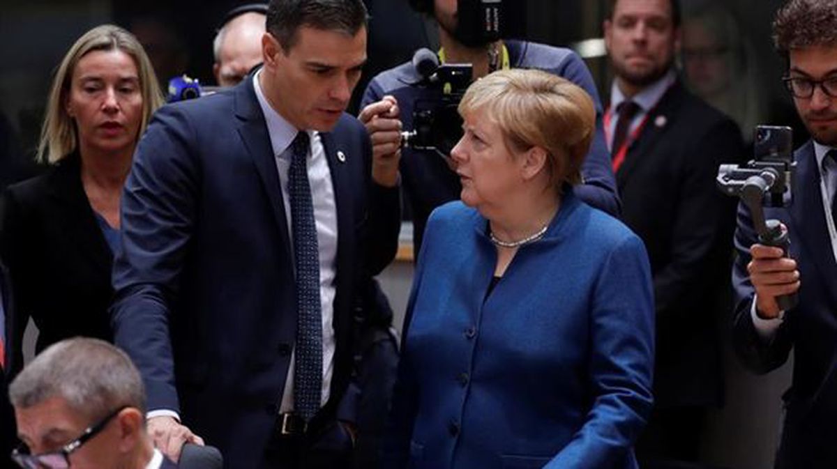 Pedro Sánchez, con la canciller alemana, Angela Merkel, en la cumbre de este viernes. Foto: EFE.