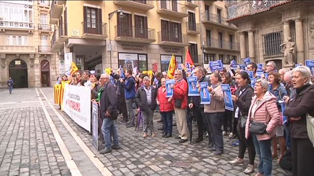 Concentración ante el ayuntamiento de Pamplona